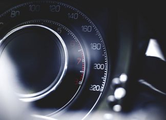 Komis samochodowy czy salon dealera – gdzie kupić używane auto?