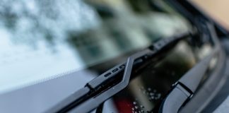 WYCIERACZKI SAMOCHODOWE WROCŁAW We Wrocławiu wycieraczki samochodowe kupimy w większości sklepów motoryzacyjnych oraz częściami samochodowymi. Szczególnie pod tym względem warto odwiedzić sklep Toya24 pod adresem Sołtysowicka 39. Oprócz sprzedaży internetowej, sklep prowadzi sprzedaż stacjonarną od poniedziałku do soboty w godzinach 8:00-16:00. Wycieraczki dostępne w tym sklepie można znaleźć już od 9 złotych, wycieraczki firmy bosch kosztują ok. 50 złotych. Wycieraczki samochodowe we Wrocławiu kupimy również w sklepie Mall na ulicy Bolesława Krzywoustego 82-86. Sklep jest czynny od poniedziałku do piątku w godzinach 12:00-20:00, a także w soboty od godziny 10:00-20:00. Przykładowe wycieraczki firmy Valeo można kupić w cenie 28 złotych. Pod adresem Alei Armii Krajowej 61 we Wrocławiu działa firma InterCars, gdzie przykładowe wycieraczki firmy Bosch kupimy w cenie 142złote. Firma działa od poniedziałku do piątku w godzinach 8:00-18:00, oraz w soboty w godzinach 8:00-14:00. InterCars ma również siedzibę na ulicy Granicznej 8c, oraz na ulicy Wrocławskiej 49. Godziny pracy wszystkich trzech punktów są takie same. Norauto to sklep działający przy ulicy Karkonoskiej 83 we Wrocławiu. Kupimy tam np. wkład wycieraczki Jacky Guma 610 mm w cenie 11złotych. Sklep działa od poniedziałku do piątku w godzinach 8:00-19:00, a w soboty i niedziele w godzinach 9:00-17:00. Jula to znana sieć sklepów, z oddziałem również we Wrocławiu przy ulicy Czekoladowej 22. Tutaj również możemy dostać wycieraczki samochodowe. DAM to dealer artykułów motoryzacyjnych z siedzibą na ulicy Przyjaźni 20 we Wrocławiu. Sklep jest czynny cały tydzień z wyjątkiem niedzieli w godzinach 9:00-17:00, a w sobotę do 14:00. W sklepie nie ma możliwości płacenia kartą, klienci narzekają również na brak niektórych artykułów. Na ulicy Krakowskiej 145 we Wrocławiu można kupić wycieraczki samochodowe w sklepie S-Auto. Sklep działa od poniedziałku do piątku w godzinach 8:00-18:00, a także w soboty w godzinach 8:00-14:00. Sklep Margo mieści się na ulicy Kudowskiej 15. Sklep działa od poniedziałku do piątku w godzinach 10-18, a także w soboty w godzinach 10-14. Oprócz wycieraczek i innych akcesoriów do aut, można tam od razu zlecić naprawę lub wymianę, gdyż sklep posiada własny serwis. Wycieraczki z powodzeniem powinno udać się kupić również w sklepie Auto-market na ulicy Rogowskiej 9 we Wrocławiu. Sklep prowadzi sprzedaż również poprzez serwis Allegro. Jeśli bardzo zależy nam na czasie, warto zadzwonić do sklepu z pytaniem czy posiadają potrzebne nam wycieraczki.