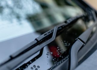 WYCIERACZKI SAMOCHODOWE WROCŁAW We Wrocławiu wycieraczki samochodowe kupimy w większości sklepów motoryzacyjnych oraz częściami samochodowymi. Szczególnie pod tym względem warto odwiedzić sklep Toya24 pod adresem Sołtysowicka 39. Oprócz sprzedaży internetowej, sklep prowadzi sprzedaż stacjonarną od poniedziałku do soboty w godzinach 8:00-16:00. Wycieraczki dostępne w tym sklepie można znaleźć już od 9 złotych, wycieraczki firmy bosch kosztują ok. 50 złotych. Wycieraczki samochodowe we Wrocławiu kupimy również w sklepie Mall na ulicy Bolesława Krzywoustego 82-86. Sklep jest czynny od poniedziałku do piątku w godzinach 12:00-20:00, a także w soboty od godziny 10:00-20:00. Przykładowe wycieraczki firmy Valeo można kupić w cenie 28 złotych. Pod adresem Alei Armii Krajowej 61 we Wrocławiu działa firma InterCars, gdzie przykładowe wycieraczki firmy Bosch kupimy w cenie 142złote. Firma działa od poniedziałku do piątku w godzinach 8:00-18:00, oraz w soboty w godzinach 8:00-14:00. InterCars ma również siedzibę na ulicy Granicznej 8c, oraz na ulicy Wrocławskiej 49. Godziny pracy wszystkich trzech punktów są takie same. Norauto to sklep działający przy ulicy Karkonoskiej 83 we Wrocławiu. Kupimy tam np. wkład wycieraczki Jacky Guma 610 mm w cenie 11złotych. Sklep działa od poniedziałku do piątku w godzinach 8:00-19:00, a w soboty i niedziele w godzinach 9:00-17:00. Jula to znana sieć sklepów, z oddziałem również we Wrocławiu przy ulicy Czekoladowej 22. Tutaj również możemy dostać wycieraczki samochodowe. DAM to dealer artykułów motoryzacyjnych z siedzibą na ulicy Przyjaźni 20 we Wrocławiu. Sklep jest czynny cały tydzień z wyjątkiem niedzieli w godzinach 9:00-17:00, a w sobotę do 14:00. W sklepie nie ma możliwości płacenia kartą, klienci narzekają również na brak niektórych artykułów. Na ulicy Krakowskiej 145 we Wrocławiu można kupić wycieraczki samochodowe w sklepie S-Auto. Sklep działa od poniedziałku do piątku w godzinach 8:00-18:00, a także w soboty w godzinach 8:00-14:00. Sklep Margo mieści się na ulicy Kudowskiej 15. Sklep działa od poniedziałku do piątku w godzinach 10-18, a także w soboty w godzinach 10-14. Oprócz wycieraczek i innych akcesoriów do aut, można tam od razu zlecić naprawę lub wymianę, gdyż sklep posiada własny serwis. Wycieraczki z powodzeniem powinno udać się kupić również w sklepie Auto-market na ulicy Rogowskiej 9 we Wrocławiu. Sklep prowadzi sprzedaż również poprzez serwis Allegro. Jeśli bardzo zależy nam na czasie, warto zadzwonić do sklepu z pytaniem czy posiadają potrzebne nam wycieraczki.