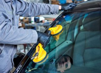 Uszkodzona szyba w samochodzie – co z tym zrobić?