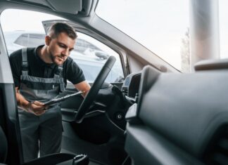 Serwisowanie samochodu w ASO