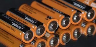 Czy można ładować telefon przez całą noc?