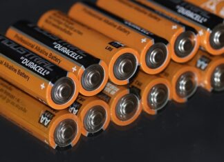 Czy można ładować telefon przez całą noc?