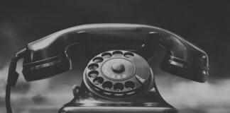 Dlaczego telefon podłączony do ładowarki nie ładuje się?