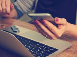 Jak naładować telefon przez laptopa bez kabla?