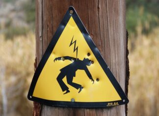 Jakim prądem ładuje laptop?