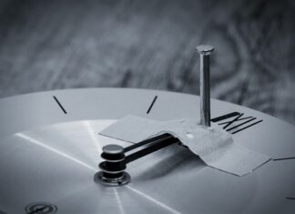 Czym przykleić coś do szyby?