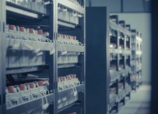 Czy można ładować akumulator zasilaczem 12V?