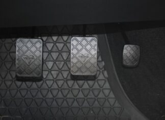 Kiedy przyczepa musi mieć hamulec najazdowy?