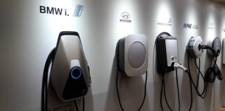 Dlaczego ładowarka pobiera prąd bez telefonu?