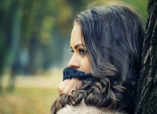 Jak odwrócić urok zbitego lustra?