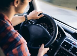 Czy można jeździć samochodem bez maski?